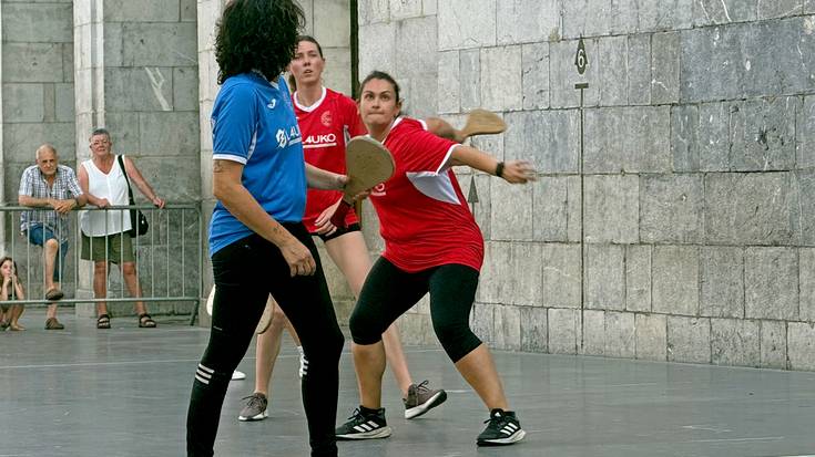 48 lagun ari dira lehiatzen plazako pala txapelketetan