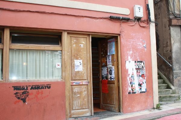 Presoen kartelak kendu dituzte Gaztelupe tabernatik