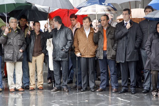Kontzentrazio bi egin dira PSE-EEren Herriko Etxearen aurka ETAk egindako atentatua gaitzesteko