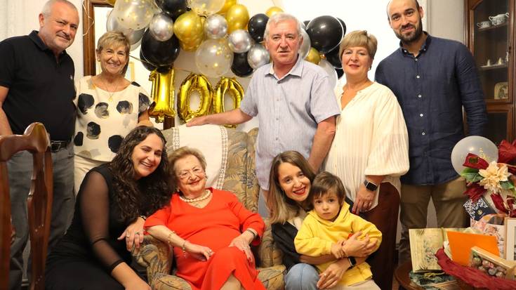 Elena Begil Facundok familiaz inguratuta eta hunkituta ospatu zituen 100 urteak