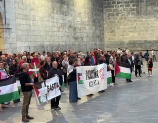 Israelen jokaera zuritzeari lagatzeko eskatu eta Palestinari elkartasuna agertu diote herritarrek