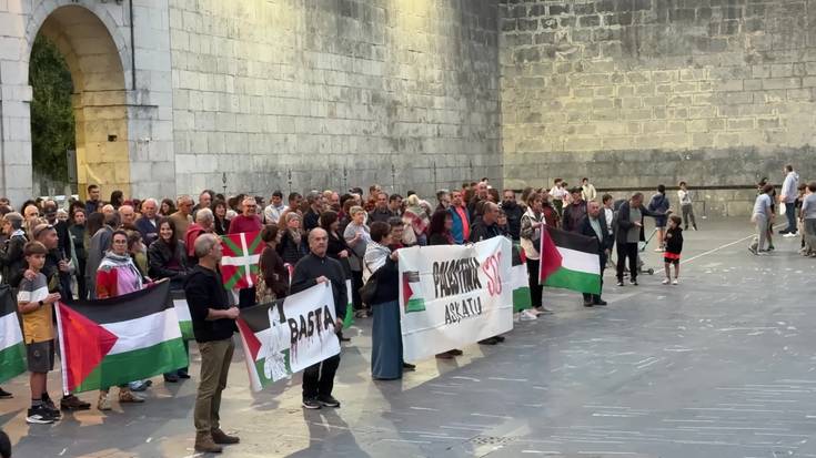 Israelen jokaera zuritzeari lagatzeko eskatu eta Palestinari elkartasuna agertu diote herritarrek