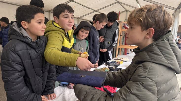 Jai-giro betean egin dute azoka solidarioa institutukoek