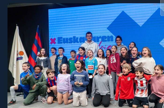 'Euskararen baloia' egitasmoaren baitan, Ipuruan izan da Elgoibar Ikastolako talde bat SD Eibarren instalazioak ikusten