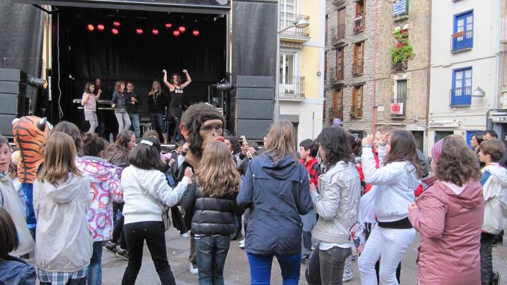 Debarren Egunean festa giroan murgiltzeko prest