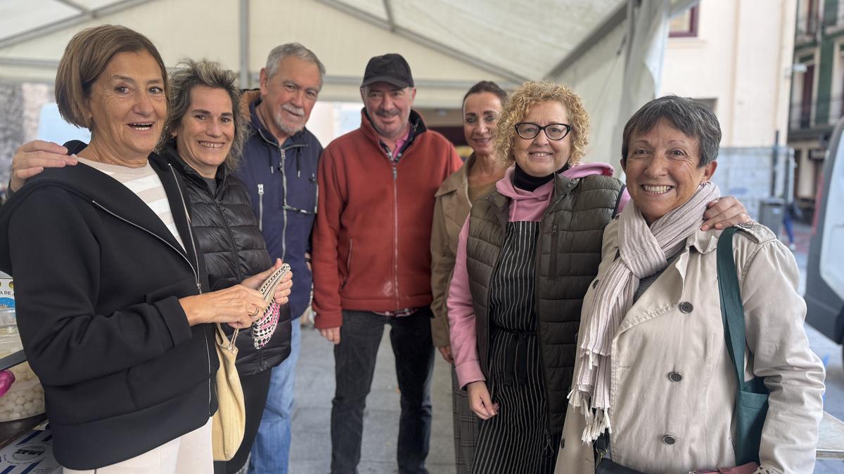 Pili eta Maxi azokako saltzaileak: "Benetako lagunak ditugu hemen"