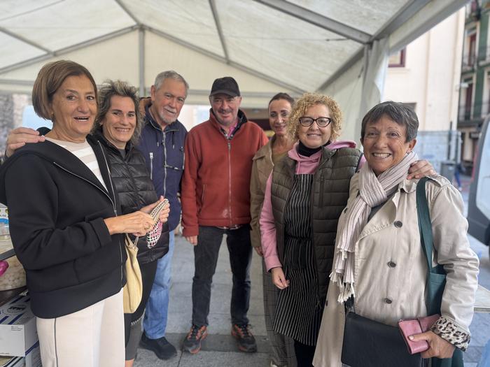 Pili eta Maxi azokako saltzaileak: "Benetako lagunak ditugu hemen"