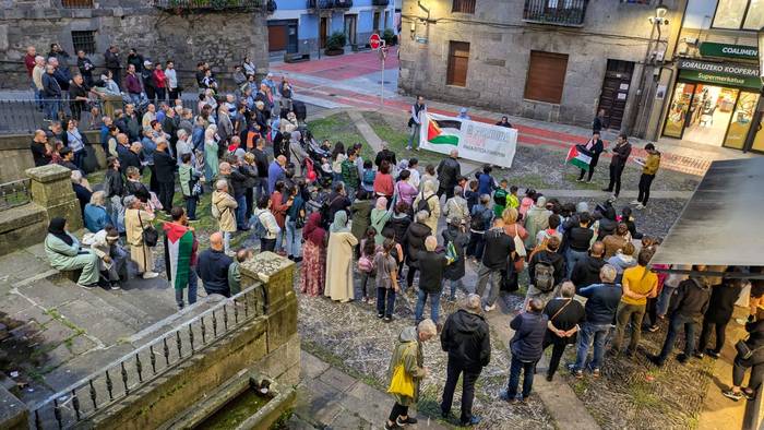 Palestinarren aurkako genozidioa gelditzeko aldarria plazatik