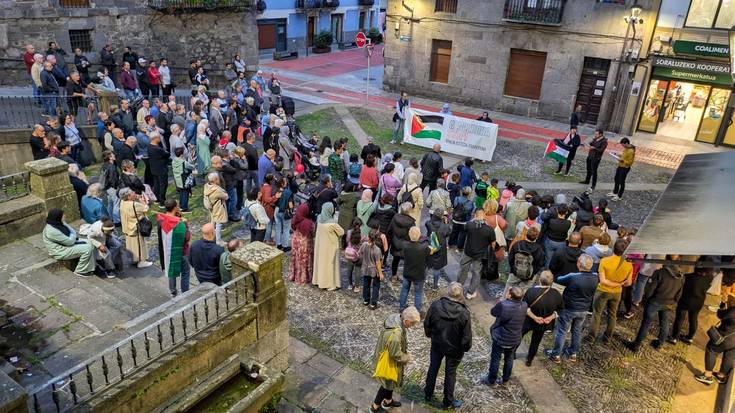 Palestinarren aurkako genozidioa gelditzeko aldarria plazatik