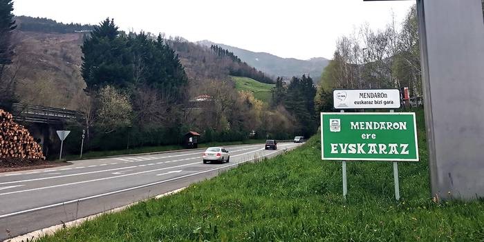 Mendarok udalerri euskalduna izaten jarraitzeko konpromisoak hartu ditu Udalak