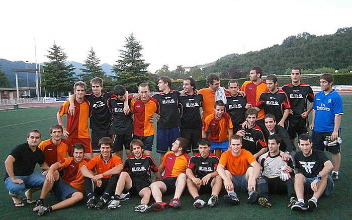 EGS eta La Naranja Mekanika taldeko kideak 2011ko finalaren ostean.