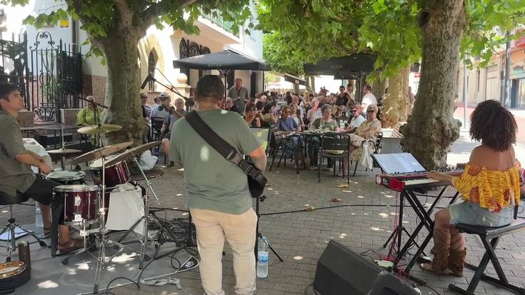 Plaza Zaharra bete egin zuen Aiama Music taldeak