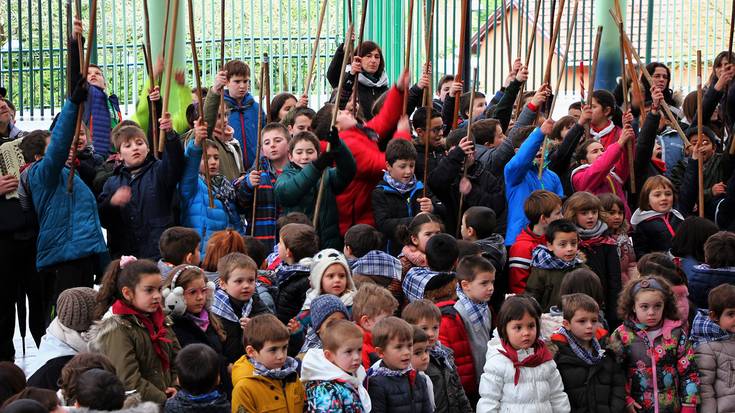 Santa Ageda kantuan aritu dira Mendaroko neska-mutilak