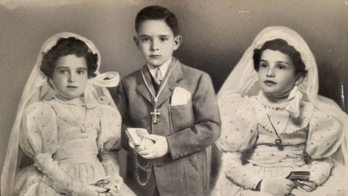 Jaunartzez jantzitako hirukotea