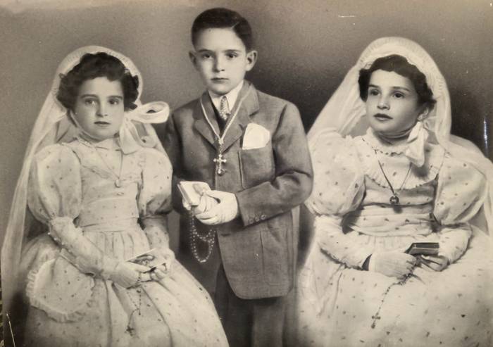 Jaunartzez jantzitako hirukotea