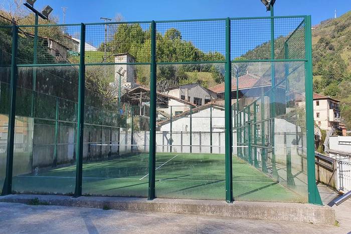 Padel pistarako estalkia hornitu eta muntatzea lehiaketara atera du Soraluzeko Udalak