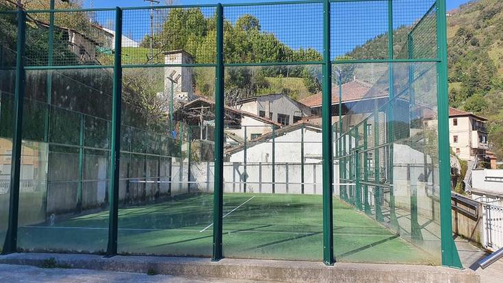 Padel pistarako estalkia hornitu eta muntatzea lehiaketara atera du Soraluzeko Udalak