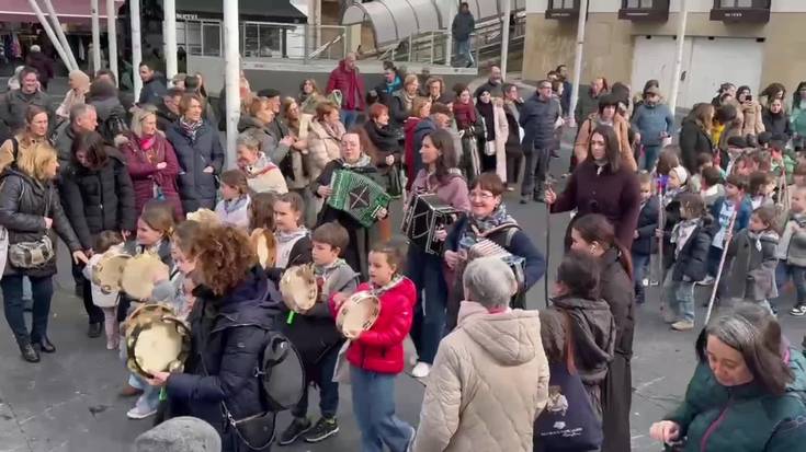 Ermuko ikasleak kalera irten dira Santa Agedako koplak abestera