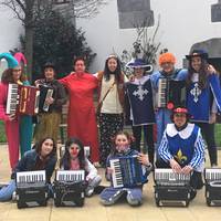 Deba Musikaleko ikasle eta irakasleen kalejira