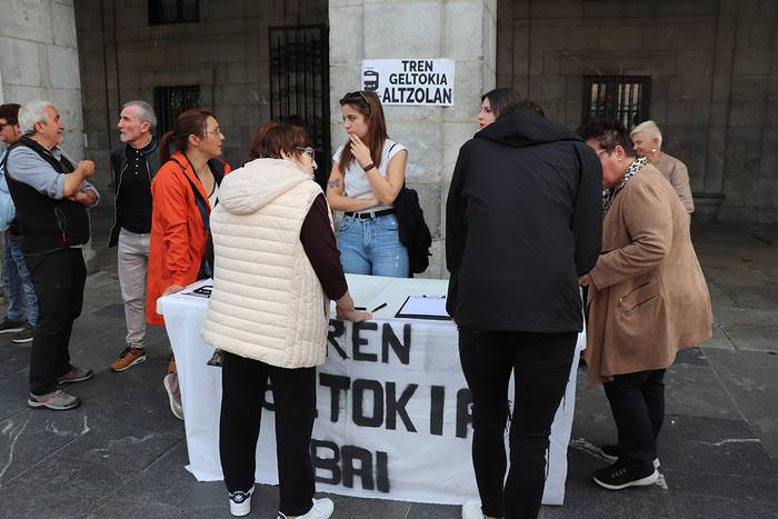 Altzolako tren geltokia mantentzearen aldeko sinadurak batuko dituzte zapatuan