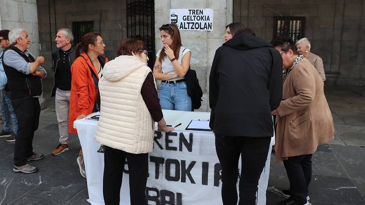 Altzolako tren geltokia mantentzearen aldeko sinadurak batuko dituzte zapatuan