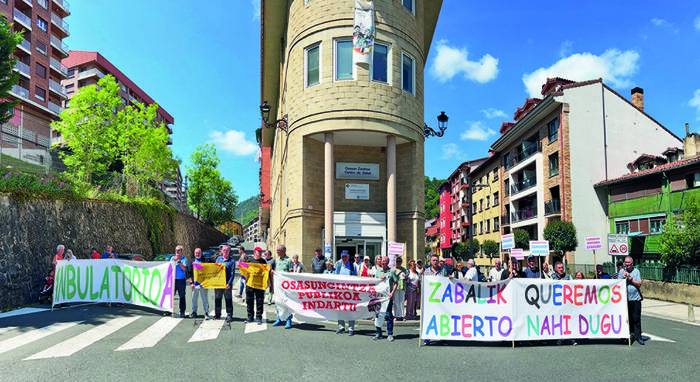Irailera arte eten dituzte anbulatorio aurreko elkarretaratzeak
