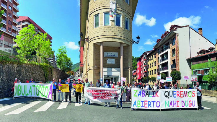 Irailera arte eten dituzte anbulatorio aurreko elkarretaratzeak