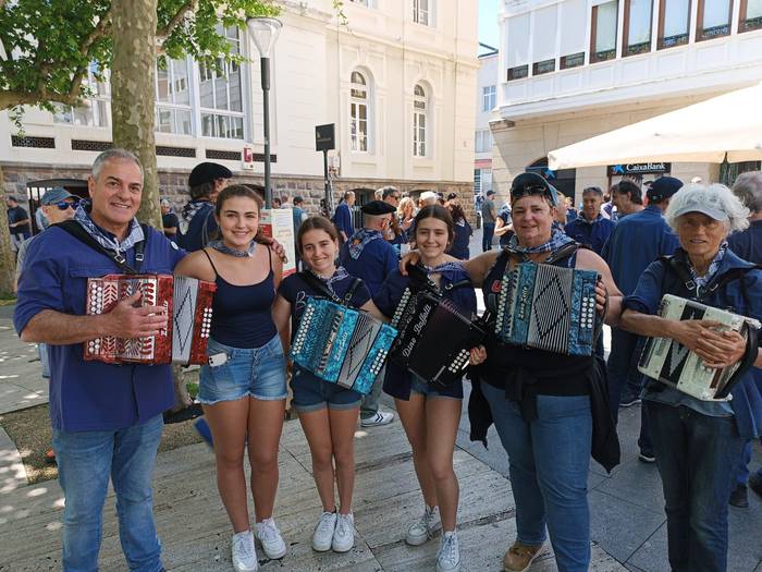 Larunbatean, Maiatzak 17, Bermeoko "Arrain Azoka"n egon ziren ikasle batzuk egunpasa!