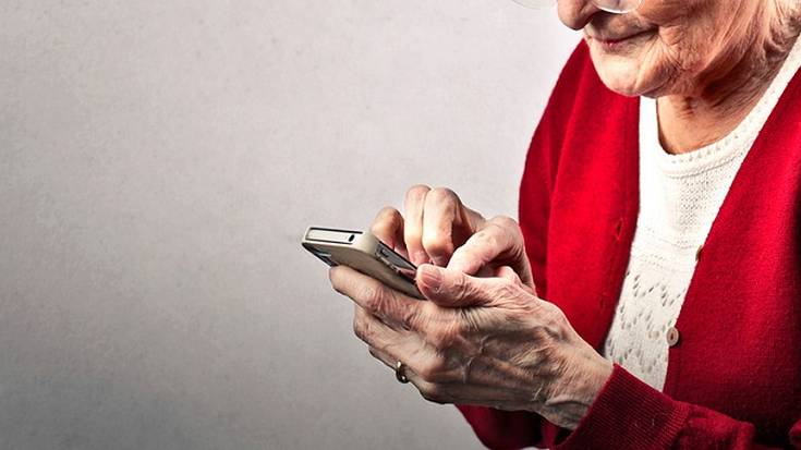 Telefono mugikorrak erabiltzeko ikastaroa emango diete ikasleek erretiratuei