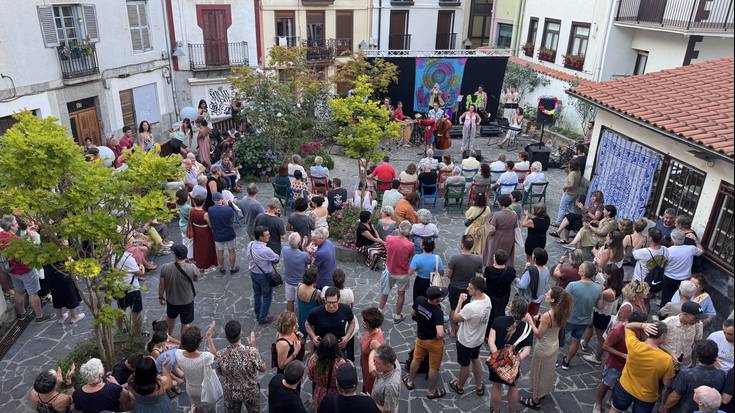 Peppermint musika taldearen kontzertua argazkitan