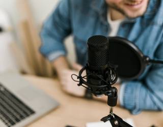 Podcast bat sortzen ikasteko ikastaroa antolatu du Atxutxiamaikak nerabeentzat