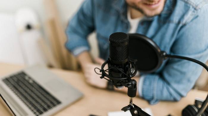Podcast bat sortzen ikasteko ikastaroa antolatu du Atxutxiamaikak nerabeentzat