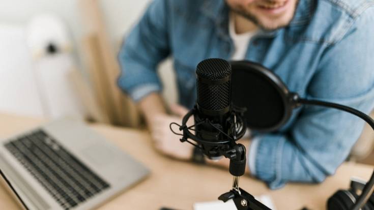 Podcast bat sortzen ikasteko ikastaroa antolatu du Atxutxiamaikak nerabeentzat