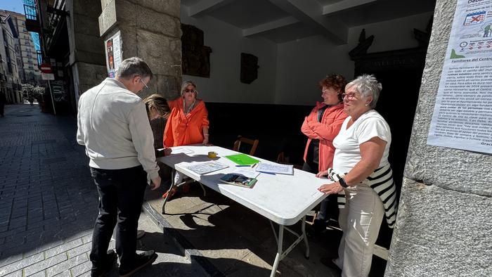 Debako Eguneko Zentroa egunero irekitzeko sinadura bilketa amaitutzat eman dute