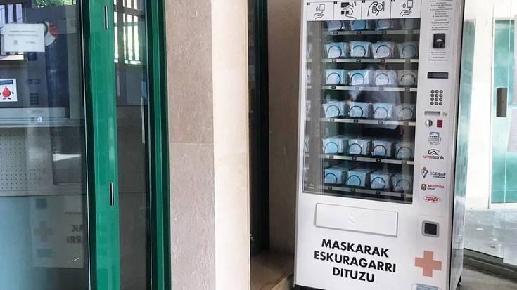 Maskarak saltzeko makina ipini dute udaletxeko sarreran