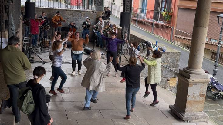 Herri musikaz jantzitako plaza-dantzak elizpean