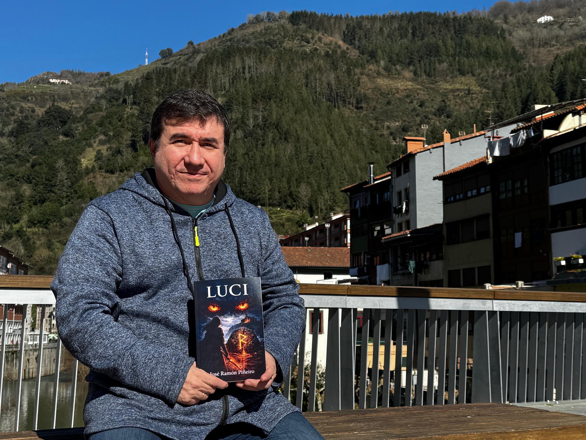 Jose Ramon Piñeiro (idazlea): "Oso behatzailea naiz. Gauzekin ohartzen naiz eta istorio asko datozkit irudimenera"