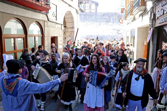 Etxegiña taldekoen santa eskea