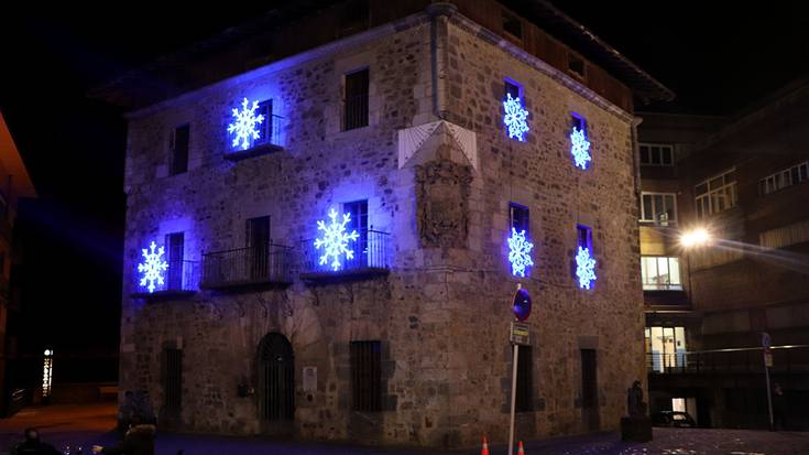 Eguberrietako argiek Errege egunera arte girotuko dituzte herriko kaleak