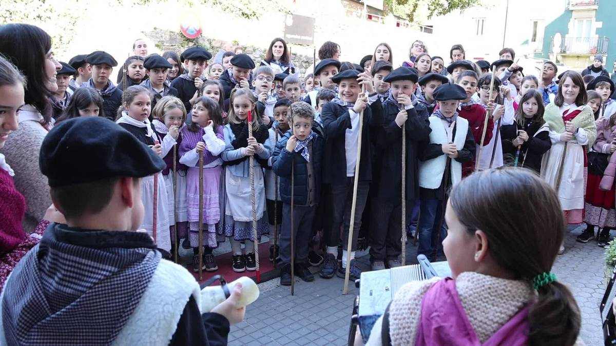 Herriko hiru auzoak koplatu dituzte gaur Mendaroko eskola-umeek