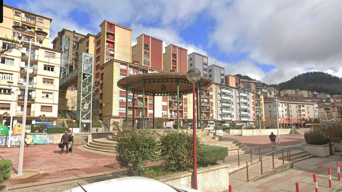 47 urteko gizon bat atxilotu dute Ermuan, anaia labankadaz hiltzen saiatzea leporatuta