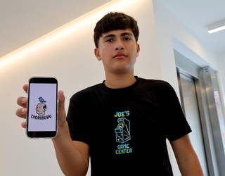 Txoriburu izeneko irudiarekin irabazi du sticker lehiaketa Axel Sebastianek