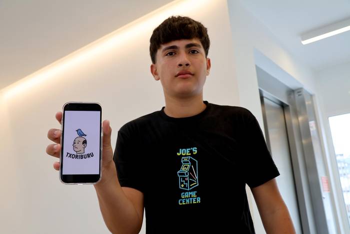 Txoriburu izeneko irudiarekin irabazi du sticker lehiaketa Axel Sebastianek