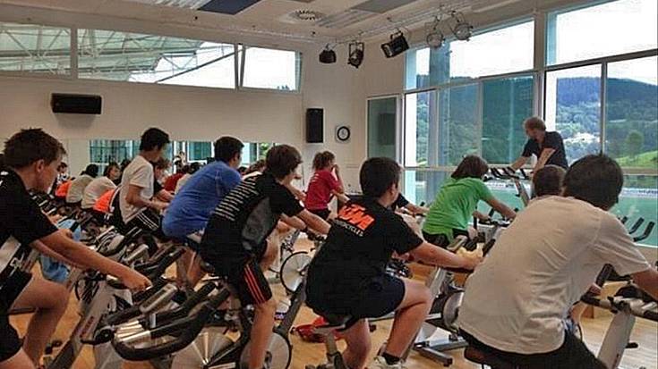 Ume eta gazteentzako aerobik, zumba, spinning eta igeriketa ikastaroak antolatu dituzte udarako