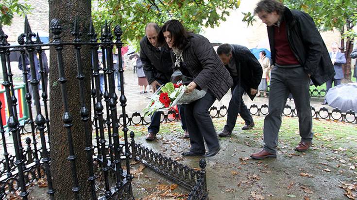 Udal ordezkariek lore eskaintza egingo diete biktimei Memoriaren Egunean