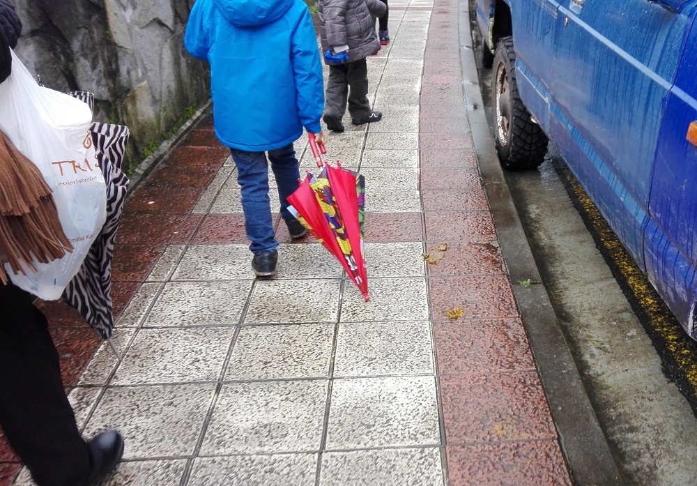 Eskolara bidean ere, kaka ugari
