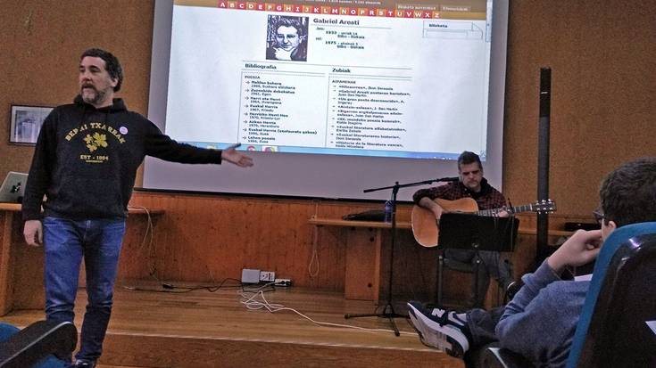 Gotzon Barandiaranek eta Rafa Ruedak literatur saio musikatua eman dute Institutuan