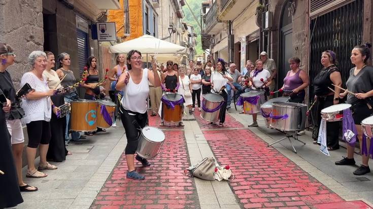 Gogotsu ibili ziren Soraluzen Batukada Feministaren erritmoan erabat sartuta