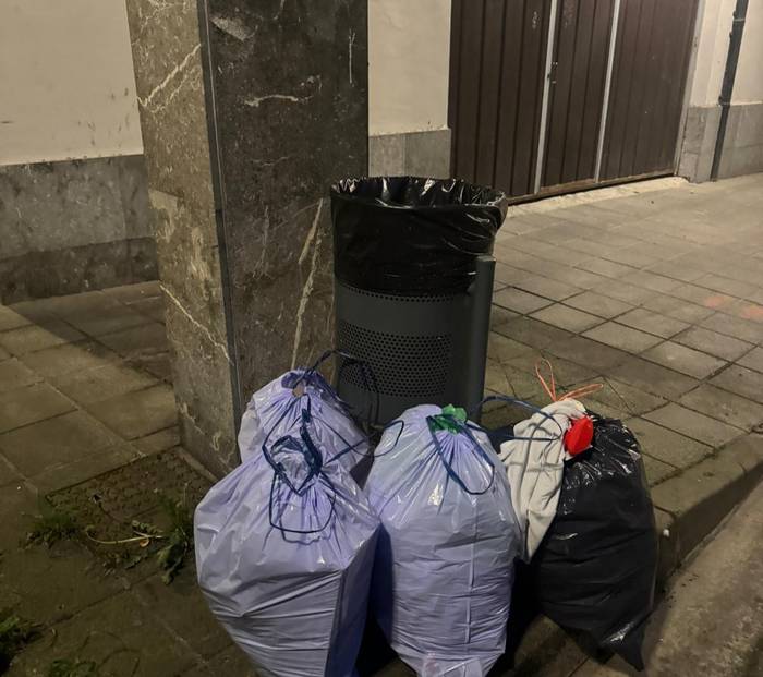 Herritar batzuen zabarkeria salatu du Mendaroko Udalak