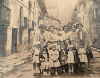 Ostatukua eta Otxua etxeen artean umeekin